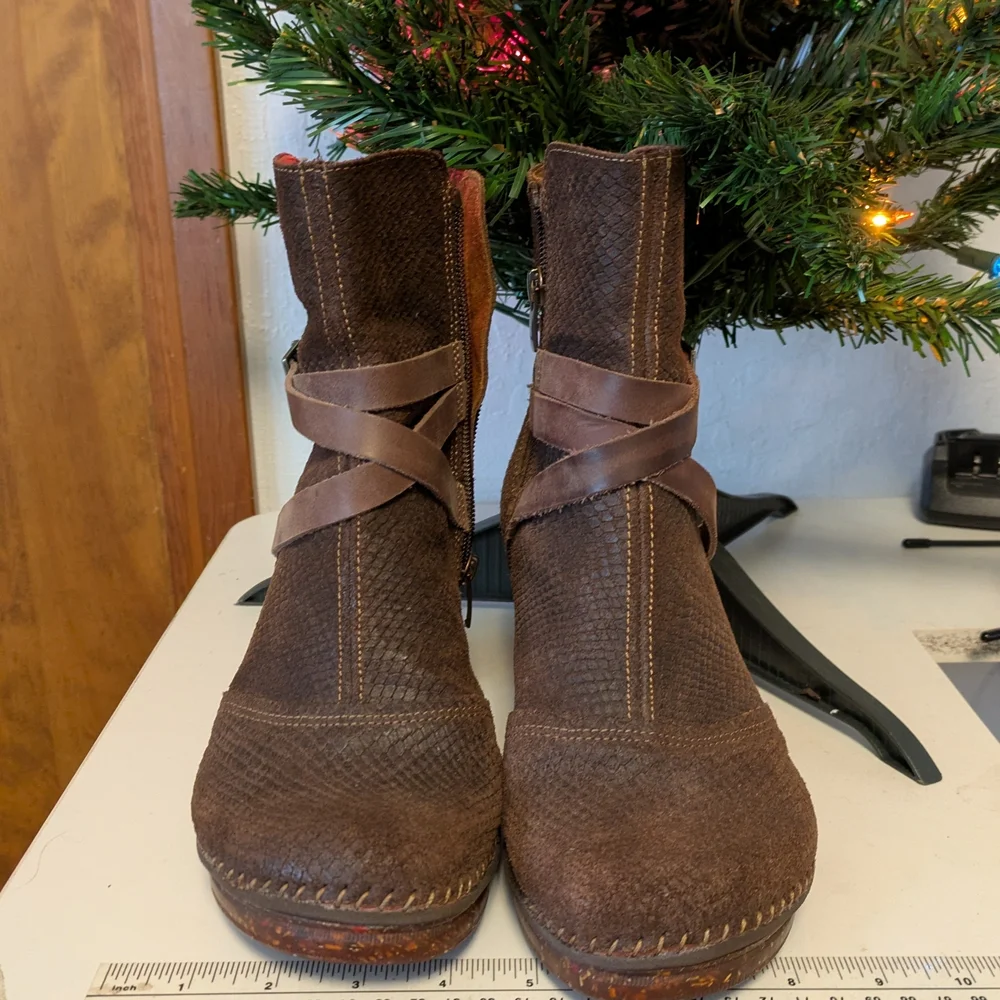 Stylish Brown Textured Heeled Boots - Picture 3 of 7